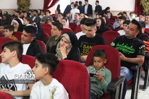 همایش تجلیل از دانش‌آموزان نمونه دبیرستان قریب ناحیه یک بهارستان