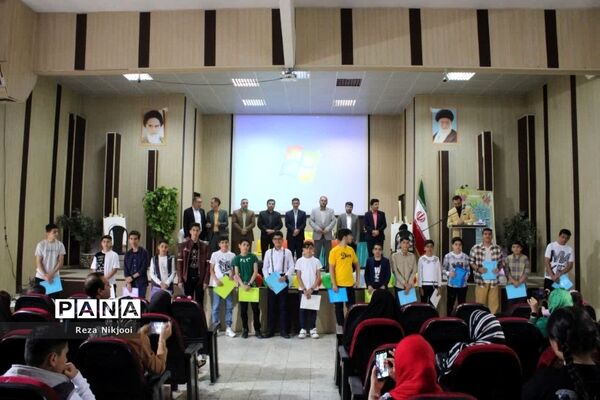 همایش تجلیل از دانش‌آموزان نمونه دبیرستان قریب ناحیه یک بهارستان