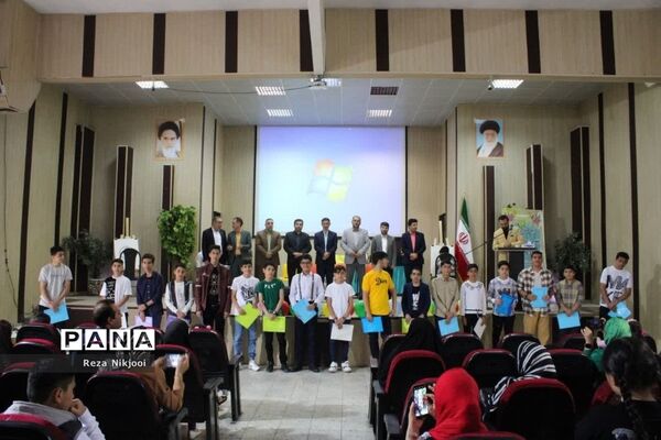 همایش تجلیل از دانش‌آموزان نمونه دبیرستان قریب ناحیه یک بهارستان