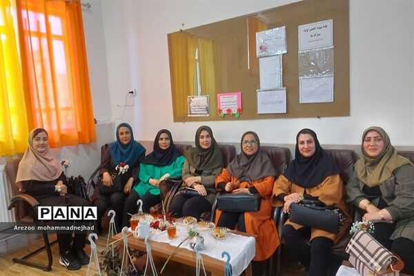 مراسم گرامیداشت معلم در دبستان مطهره قرچک