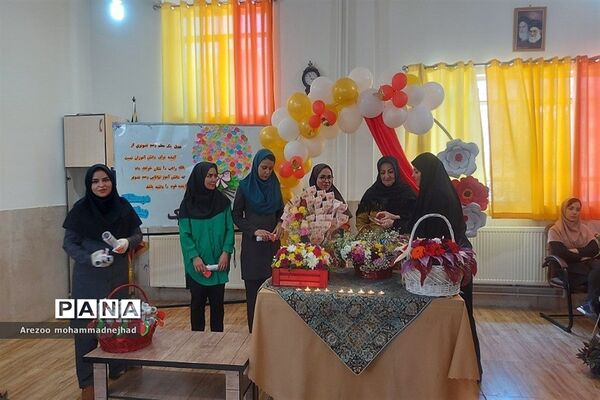 مراسم گرامیداشت معلم در دبستان مطهره قرچک