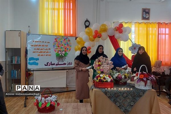 مراسم گرامیداشت معلم در دبستان مطهره قرچک