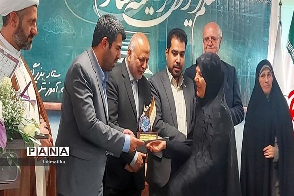 برگزاری همایش تقدیر از معلمان نمونه و پیشکسوتان فرهنگی شهرستان فیروزکوه