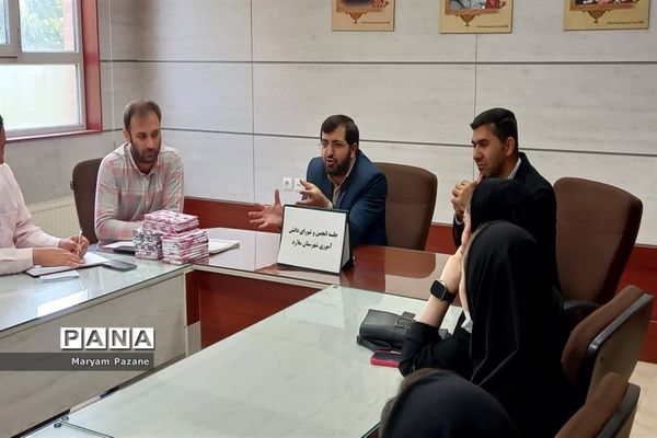 برگزاری نشست شورای دانش‌آموزی منطقه ملارد و تقدیر از دانش‌آموزان فعال