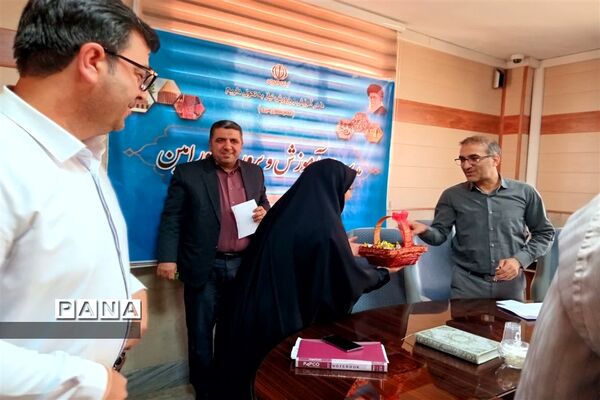 تقدیر از کارکنان آموزش و پرورش به مناسبت هفته سازمان دانش‌آموزی