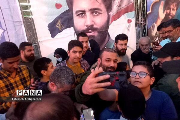 همخوانی سرود «عزیزم حسین» در بهشت زهرای تهران