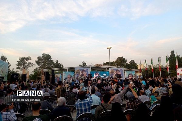 همخوانی سرود «عزیزم حسین» در بهشت زهرای تهران