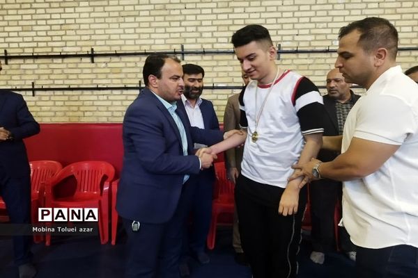 تقدیر از ورزشکاران معلول در شهرستان بهارستان