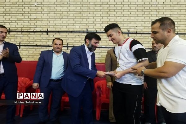 تقدیر از ورزشکاران معلول در شهرستان بهارستان