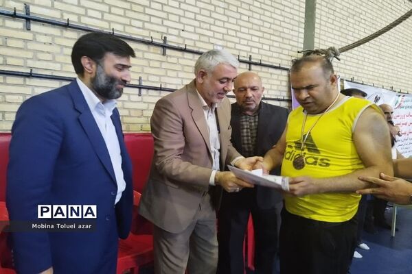 تقدیر از ورزشکاران معلول در شهرستان بهارستان