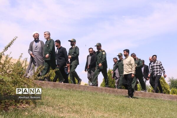 بازدید فرمانده هوافضای سپاه از موزه دفاع مقدس قم
