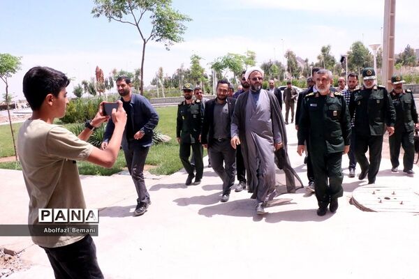 بازدید فرمانده هوافضای سپاه از موزه دفاع مقدس قم