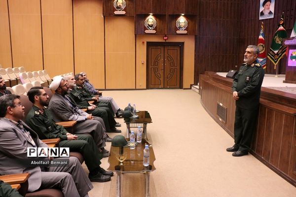 بازدید فرمانده هوافضای سپاه از موزه دفاع مقدس قم