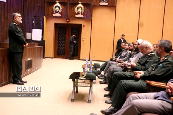 بازدید فرمانده هوافضای سپاه از موزه دفاع مقدس قم