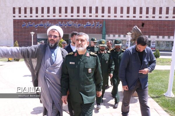 بازدید فرمانده هوافضای سپاه از موزه دفاع مقدس قم