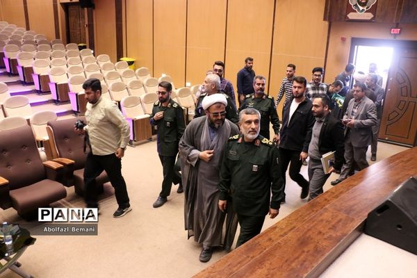 بازدید فرمانده هوافضای سپاه از موزه دفاع مقدس قم