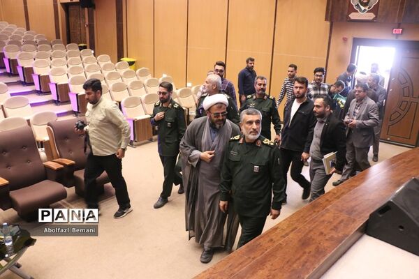 بازدید فرمانده هوافضای سپاه از موزه دفاع مقدس قم
