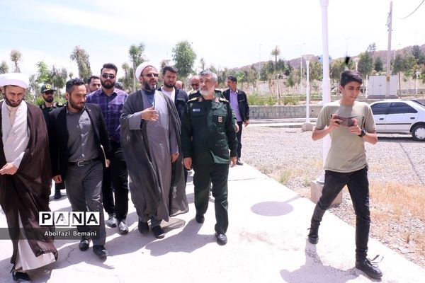 بازدید فرمانده هوافضای سپاه از موزه دفاع مقدس قم