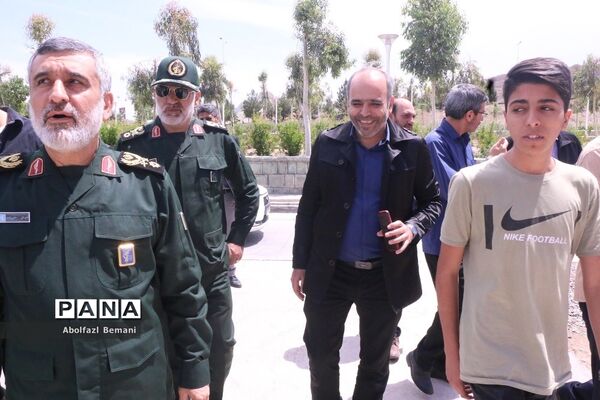 بازدید فرمانده هوافضای سپاه از موزه دفاع مقدس قم