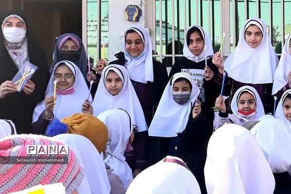 تقدیر از دانش‌آموزان فعال فرهنگی، هنری و قرآنی در دبستان حضرت زهرا(س)۲ رودهن