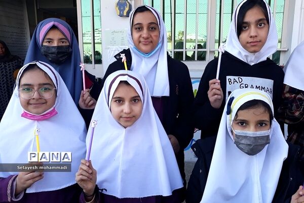 تقدیر از دانش‌آموزان فعال فرهنگی، هنری و قرآنی در دبستان حضرت زهرا(س)۲ رودهن