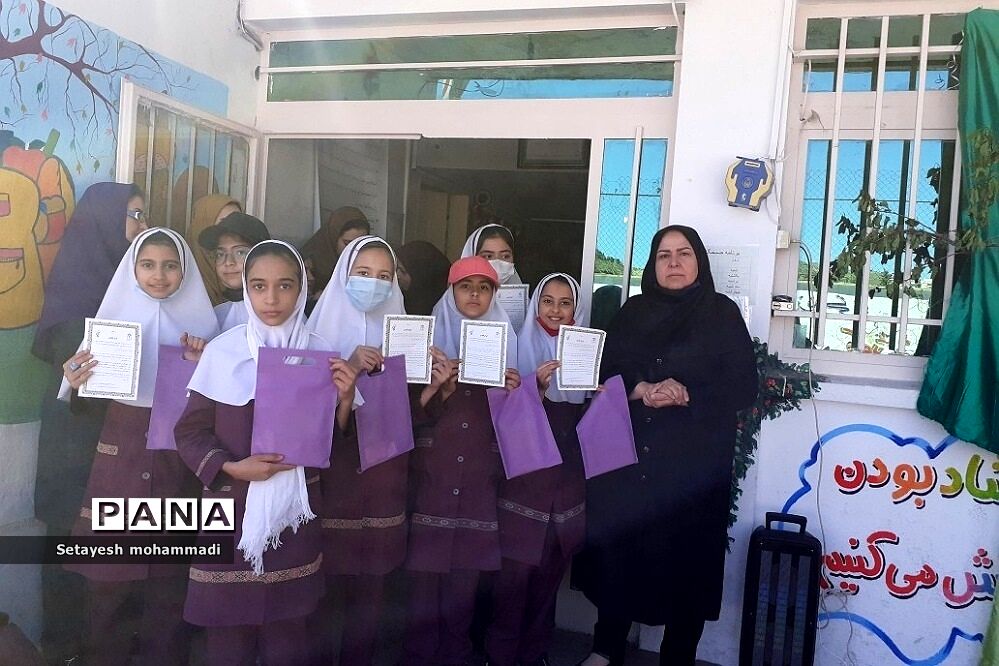 تقدیر از دانش‌آموزان فعال فرهنگی، هنری و قرآنی در دبستان حضرت زهرا(س)۲ رودهن
