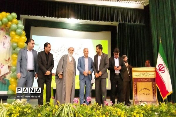 تقدیر از دانش‌آموزان پسر فعال قرآنی