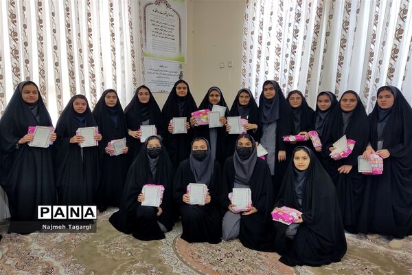 تجلیل از برگزیدگان مسابقات قرآنی و فرهنگی‌ در دبیرستان نمونه دولتی امام رضا (ع)