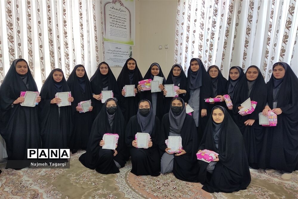 تجلیل از برگزیدگان مسابقات قرآنی و فرهنگی‌ در دبیرستان نمونه دولتی امام رضا (ع)