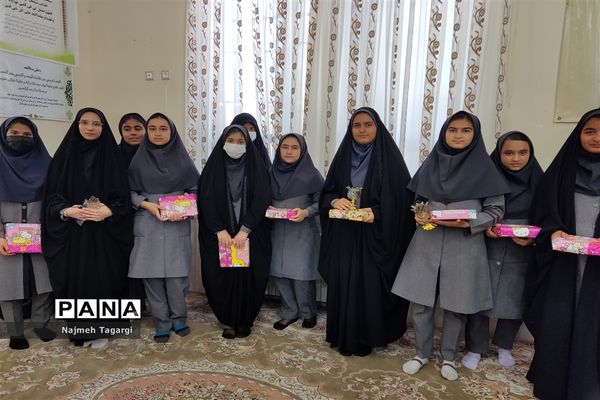 تجلیل از برگزیدگان مسابقات قرآنی و فرهنگی‌ در دبیرستان نمونه دولتی امام رضا (ع)