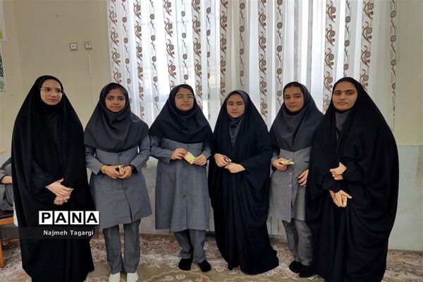تجلیل از برگزیدگان مسابقات قرآنی و فرهنگی‌ در دبیرستان نمونه دولتی امام رضا (ع)