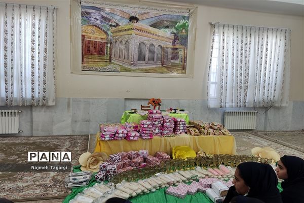 تجلیل از برگزیدگان مسابقات قرآنی و فرهنگی‌ در دبیرستان نمونه دولتی امام رضا (ع)