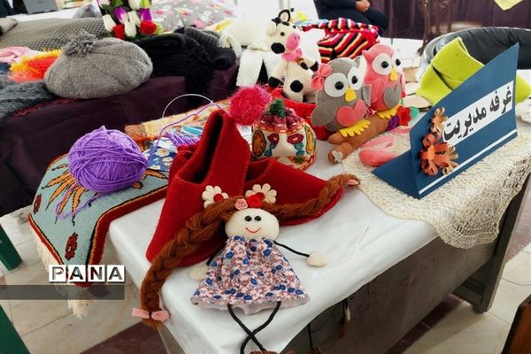 نمایشگاه کار آفرینی در هنرستان شهید حقیقی