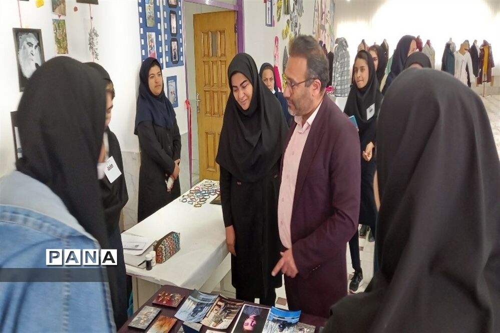 نمایشگاه کار آفرینی در هنرستان شهید حقیقی