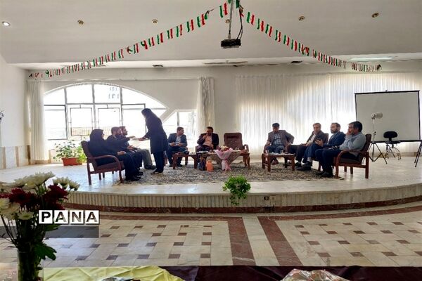 نمایشگاه کار آفرینی در هنرستان شهید حقیقی