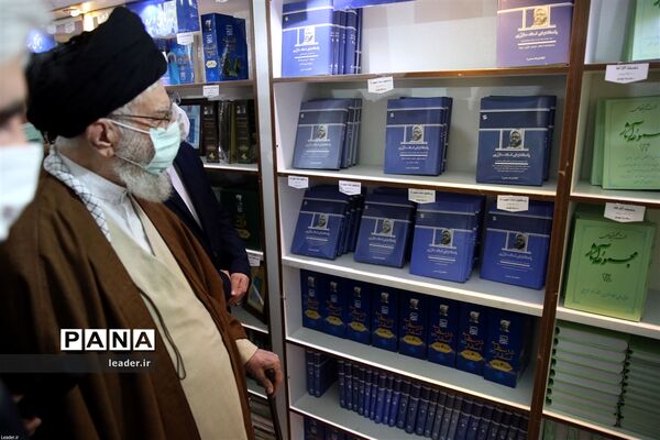 بازدید رهبر انقلاب اسلامی از نمایشگاه کتاب تهران