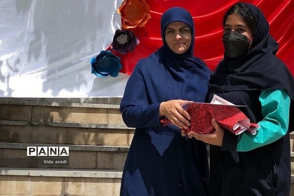 تقدیر از دانش‌آموزان فعال دبیرستان دخترانه سما رودهن