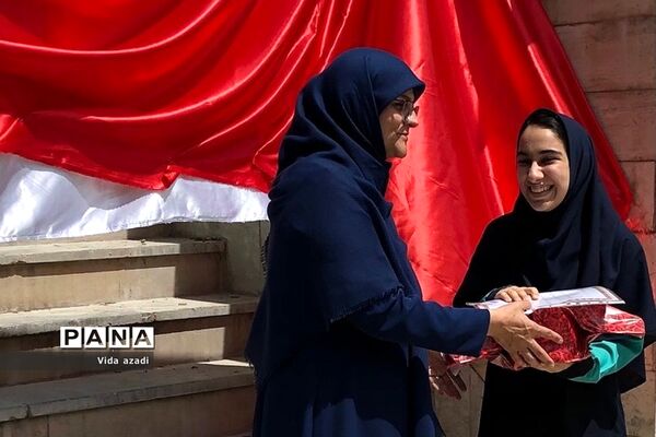 تقدیر از دانش‌آموزان فعال دبیرستان دخترانه سما رودهن