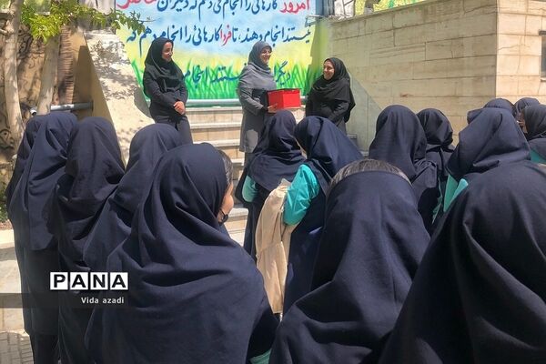 تقدیر از دانش‌آموزان فعال دبیرستان دخترانه سما رودهن