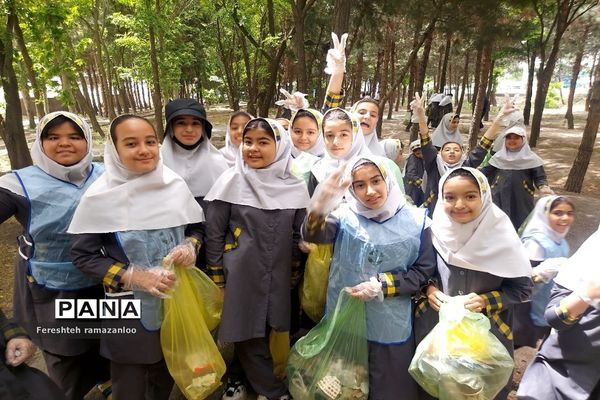 پاک‌سازی پارک جنگلی نصیرآباد توسط دانش‌آموزان مدرسه مزرعه