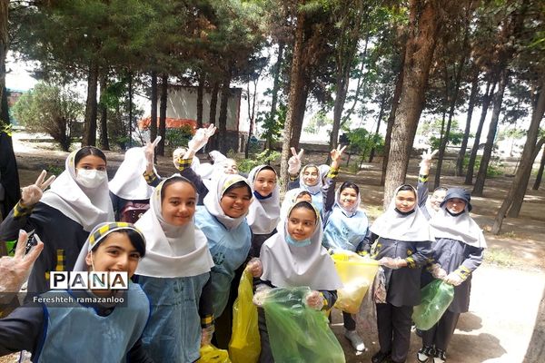 پاک‌سازی پارک جنگلی نصیرآباد توسط دانش‌آموزان مدرسه مزرعه