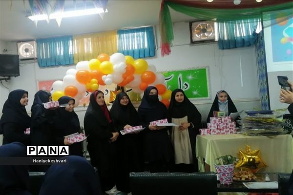 تجلیل از دانش‌آموزان نخبه و برتر در مدرسه محدثه شاهد ورامین