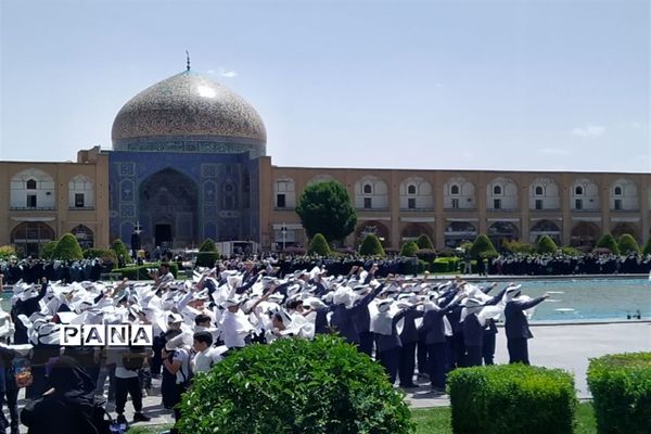 اجرای پنج هزار نفری سرود (می گوییم یا علی)  توسط دانش‌آموزان اصفهانی درمیدان نقش جهان