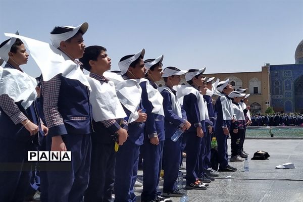 اجرای پنج هزار نفری سرود (می گوییم یا علی)  توسط دانش‌آموزان اصفهانی درمیدان نقش جهان