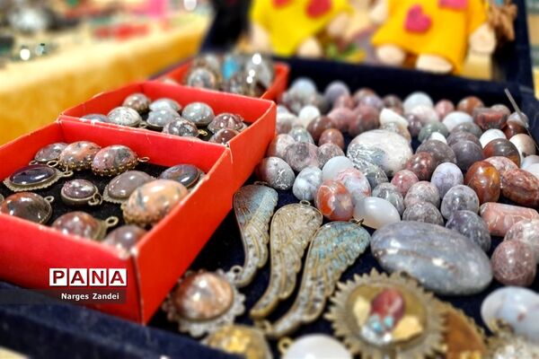 نمایشگاه دست سازه‌های مددجویان بهزیستی ملارد