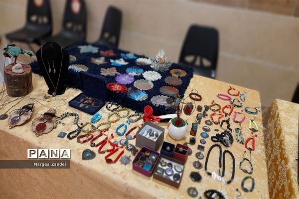 نمایشگاه دست سازه‌های مددجویان بهزیستی ملارد