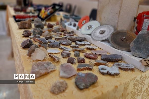 نمایشگاه دست سازه‌های مددجویان بهزیستی ملارد