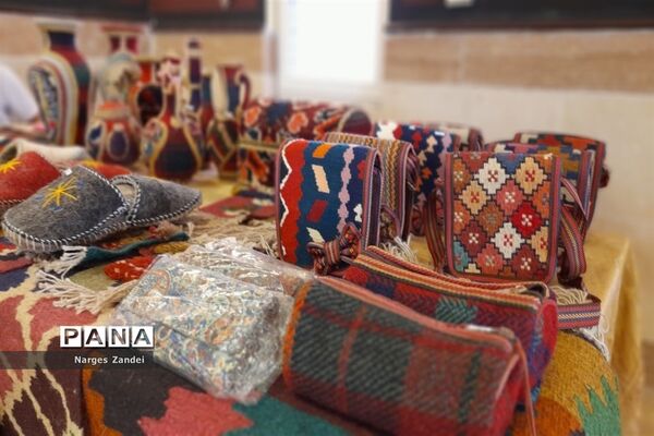 نمایشگاه دست سازه‌های مددجویان بهزیستی ملارد