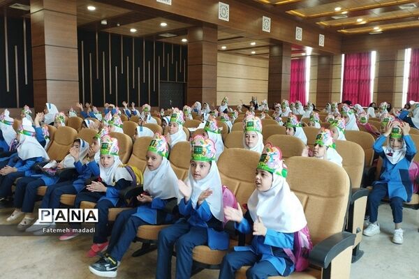 جشن الفبا دانش‌آموزان دبستان مهرآیین در بهارستان 2