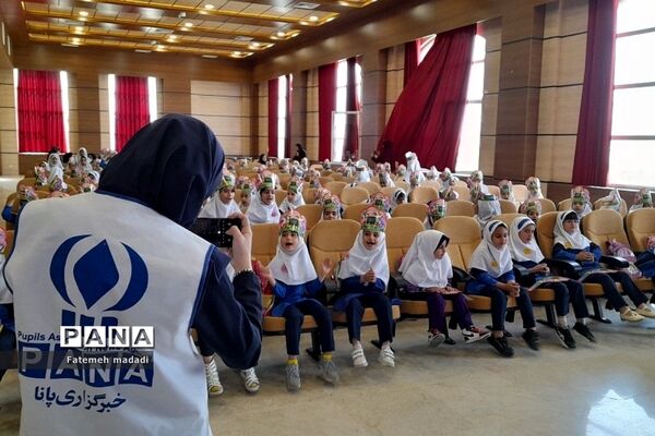 جشن الفبا دانش‌آموزان دبستان مهرآیین در بهارستان 2